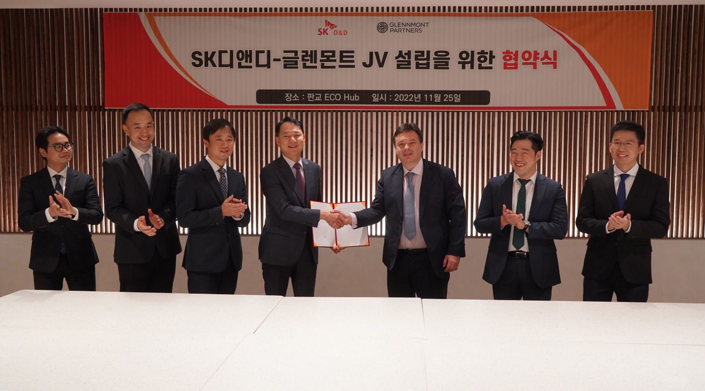 This is a commemorative photo of the signing ceremony for the establishment of a joint venture between SK D&D and Glemont Partners, a clean energy infrastructure fund, in November 2022.